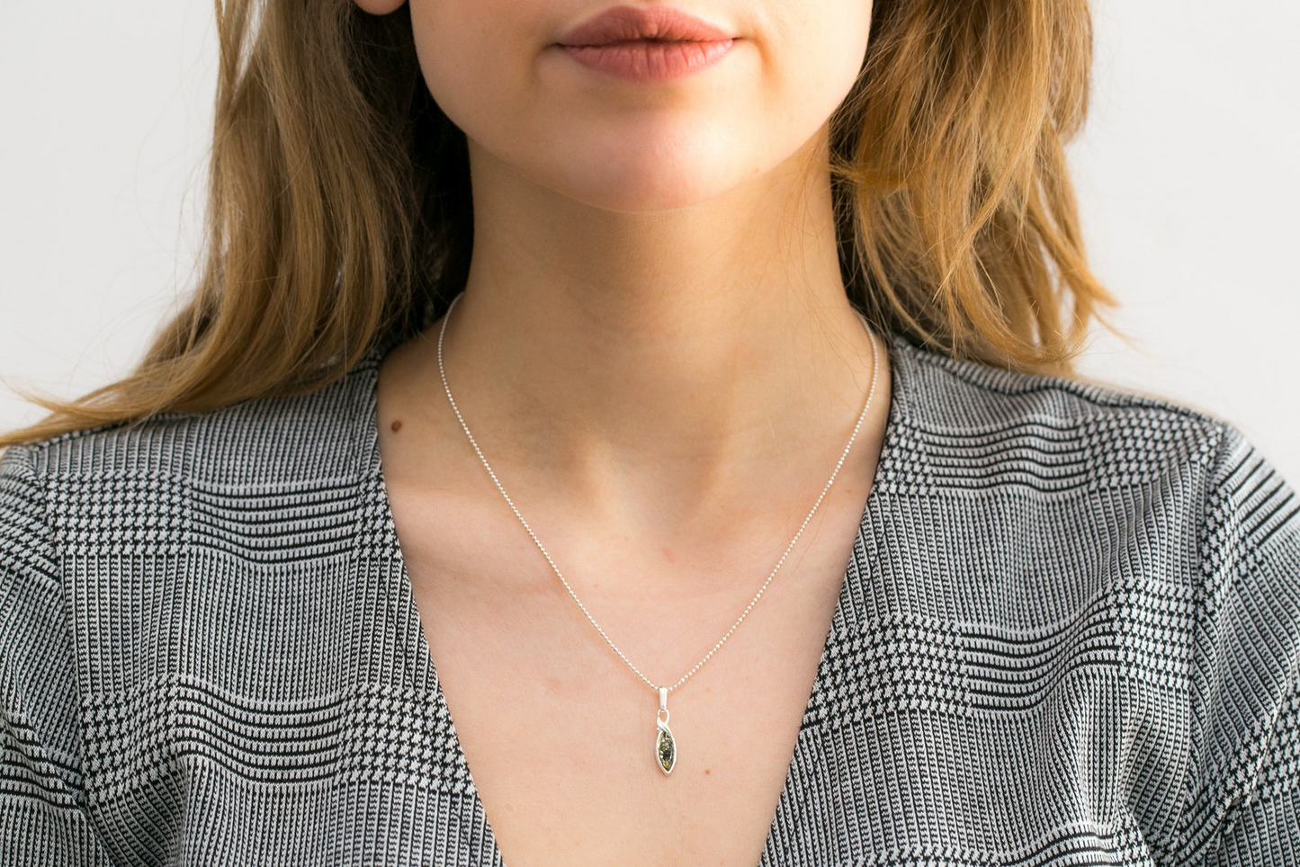 Minimal Leaf Green Amber Pendant